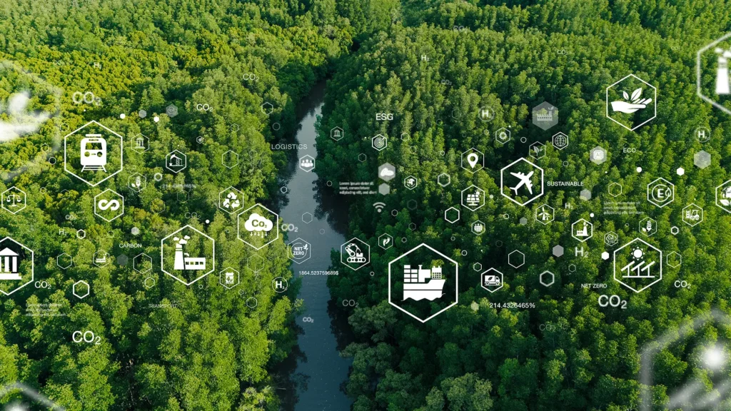 Vista aerea di una foresta attraversata da un fiume con icone digitali sovrapposte che rappresentano sostenibilità, ESG, CO2 e trasporti green
